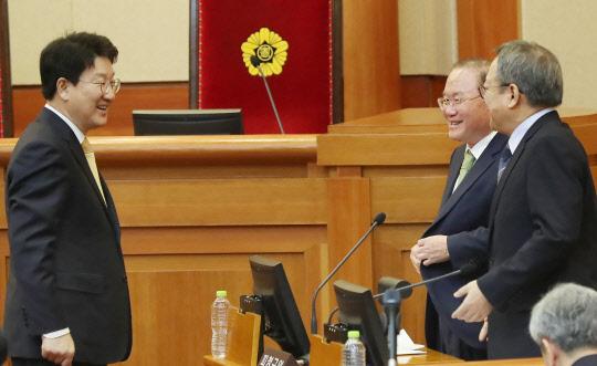 16일 오후 서울 종로구 재동 헌법재판소에서 열린 박근혜 대통령 탄핵심판 사건 14차 변론에서 권성동 국회 탄핵소추위원장(맨 왼쪽)과 대통령측 법률대리인단 이동흡 변호사(가운데) 등이 대화를 하고 있다. 연합뉴스